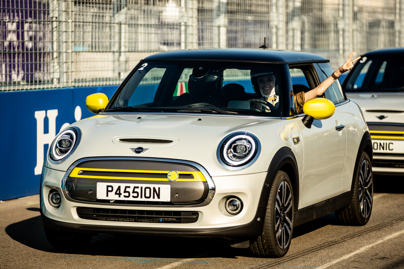 Illustration for article titled The Electric Mini Cooper SE Is a Lot of Fun. But Is That Enough?